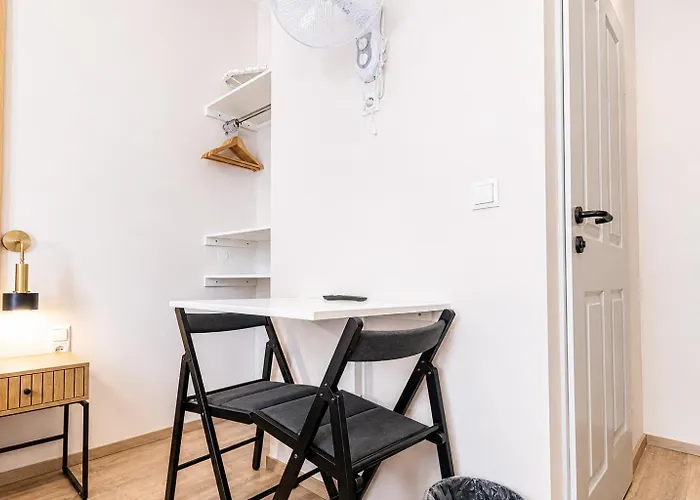 4-br Apt, Ideal For Groups, 6-min To Stadthalle Apartment