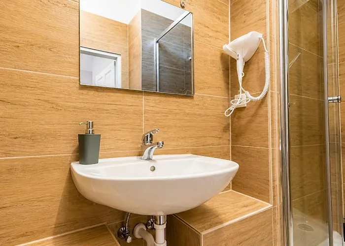 4-br Apt, Ideal For Groups, 6-min To Stadthalle Apartment